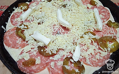 Добавьте творожный сыр. Поставьте в духовку.