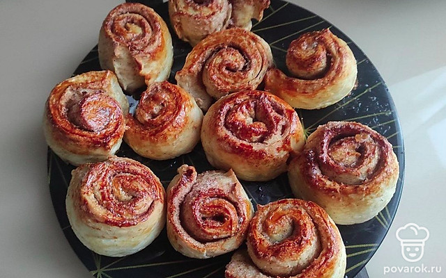 Булочки из слоеного теста с корицей — Рецепт с фото