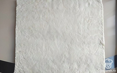 Раскатайте тесто и вырежьте из него квадрат.