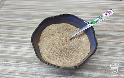 Смешайте сахар с корицей.