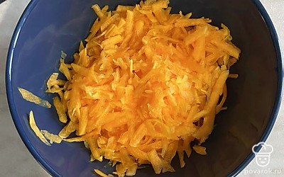 Натираем тыкву на средней терке.