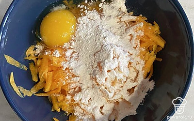 Добавляем яйцо, муку, соль, перемешиваем.