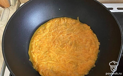 Распределяем равномерно по сковороде, обжариваем с одной стороны 5 минут, переворачиваем.