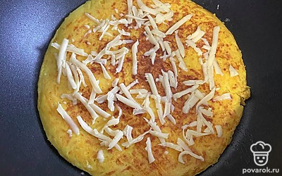 Сверху выкладываем тертый сыр.