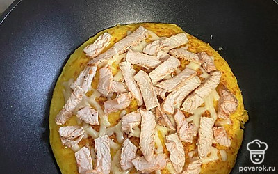 Выкладываем кусочки индейки, жарим еще 5 минут.