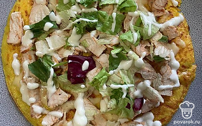 Перекладываем на тарелку, посыпаем салатом, поливаем йогуртом.