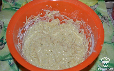 Для теста натираем на терке картофелины. Смешиваем их с яйцами и мукой, немного солим.