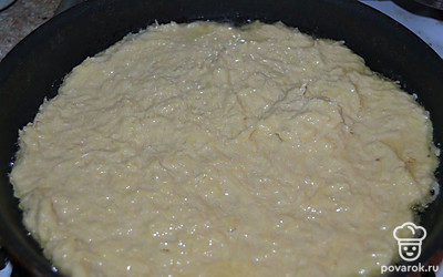 Выкладываем полученное тесто на разогретую сковороду, смазанную растительным маслом. Распределяем ровным слоем, накрываем крышкой и жарим 5 минут на среднем огне.