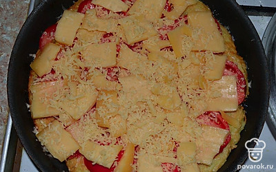 Выкладываем на подрумяненную сторону начинку: помидоры, колбасу, огурчики. Сверху засыпаем тертым сыром. Все делаем быстро.