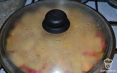 Накрываем сковороду крышкой и жарим еще 5 минут на среднем огне.