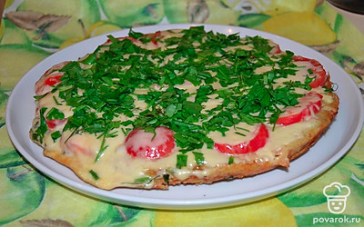 Перед подачей на стол посыпаем пиццу измельченной зеленью.