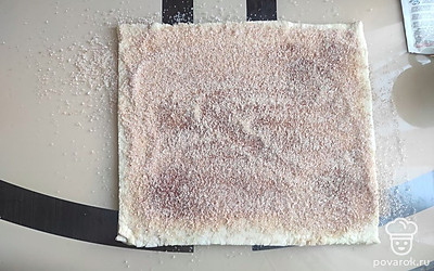 Смажьте тесто маслом и посыпьте сахаром с корицей.