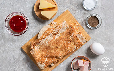 Достаньте лаваш, отрежьте от него два квадрата. Помойте и протрите яйцо. 