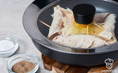 Переложите лаваш на горячую сухую сковородку и разбейте яйцо в начинку. Посолите и поперчите по вкусу, а затем накройте «пиццу» крышкой и готовьте 3-4 минуты на среднем огне. Затем переложите лаваш на плоскую тарелку, а перед подачей уберите зубочистки.