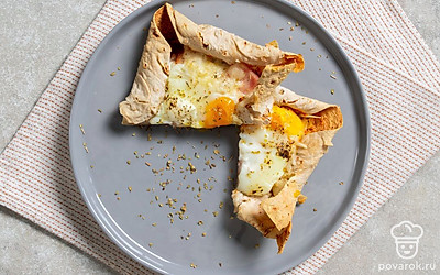 Посыпьте «пиццу» сушеным орегано и подайте на завтрак или перекус. 