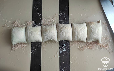 Сверните тесто с корицей в трубочку и нарежьте на кусочки.