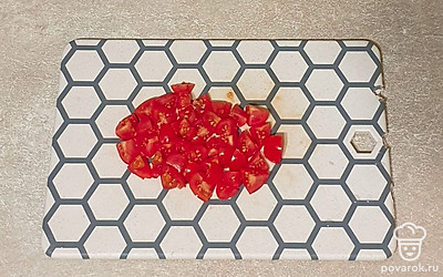 Помидоры промойте в холодной воде и мелко нашинкуйте.