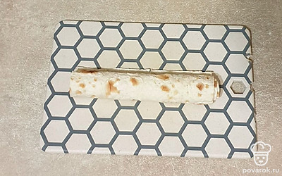 Лаваш скрутите в плотную трубочку.