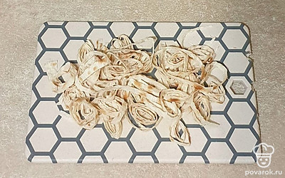 Нарежьте на тонкие колечки.