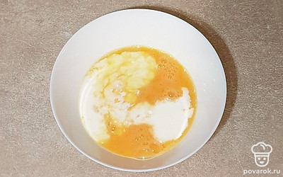  В глубокой миске смешайте яйца, молоко, соль и перец. Хорошо взболтайте.