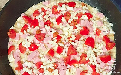 Сверху разложите нарезанный сыр, колбасу и помидоры. Накройте крышкой и тушите на медленном огне 15 минут.