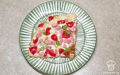 Блюдо подавайте порционно, нарезав на кусочки. Приятного аппетита!