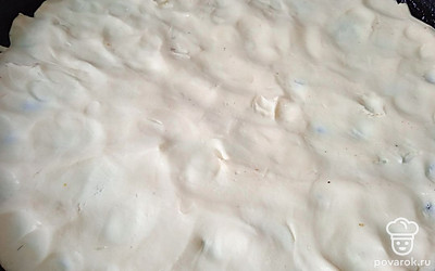 Тесто расскатайте. Положите в смазанную оливковым маслом форму.