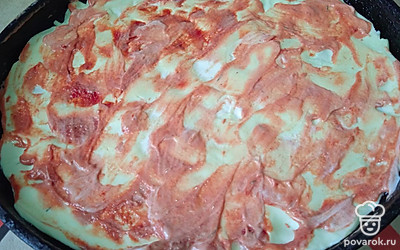 Намажьте смесью из майонеза и томатной пасты.