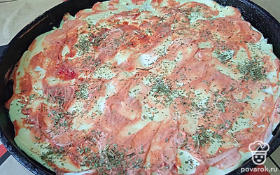 Посыпьте сушеным базиликом.