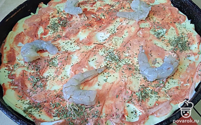 Добавьте креветки.