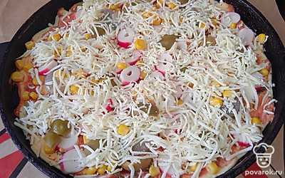 Посыпьте тертой моцареллой. Поставьте в разогретую духовку.