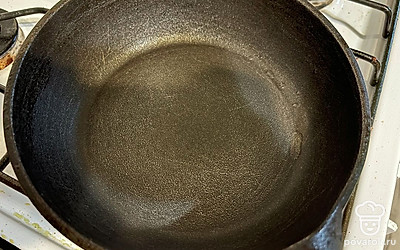 На медленном огне разогрейте сковородку. 