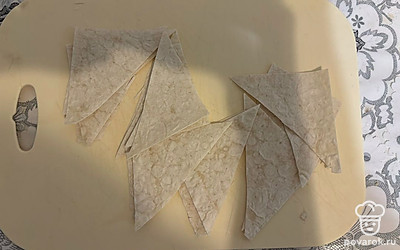 Лаваш разрежьте на треугольники одинакового размера. 