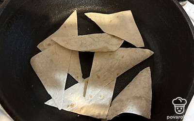 Треугольники обжарьте на сковородке до хрустящего состояния (по одной минуте с каждой стороны). 