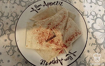 Хрустящий лаваш обильно посыпьте паприкой. 