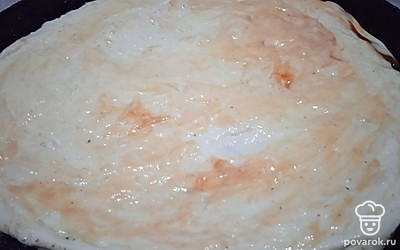 Намажьте смесью майонеза и кетчупа.