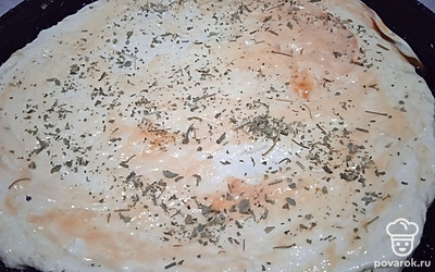 Посыпьте сушеным базиликом.