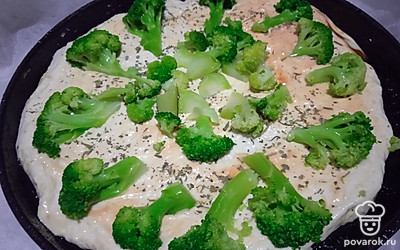 Выложите брокколи.