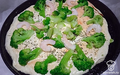 Добавьте очищенные креветки.