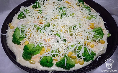 Посыпьте тертым сыром. Поставьте в разогретую духовку.