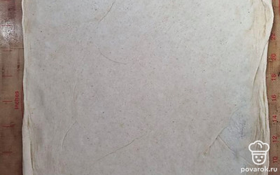 Приготовим тесто для пиццы. Смешиваем все ингредиенты: муку, дрожжи сухие, 1 яйцо, соль, растительное масло, воду. Вымешиваем тесто сначала ложкой, затем руками. Оставляем в теплом месте на 30-40 минут. Как только тесто подойдет, на коврике для выпекания раскатываем его в тонкий пласт. Основа для пиццы готова.