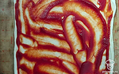 Смазываем основу для пиццы кетчупом или томатной пастой.