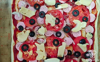 Далее выкладываем маслины и шампиньоны.