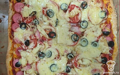 Разогреваем духовку до 200 градусов и ставим пиццу выпекаться на 15-20 минут. За 5 минут до готовности щедро посыпаем блюдо сыром. Приятного аппетита!