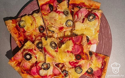 Пиццу можно украсить любимой зеленью по желанию: например, базиликом или руколой, подавать с разнообразными соусами.