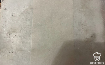 Форму для выпечки застелите пергаментом. 