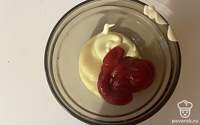 Для соуса в пиале соедините кетчуп и майонез. 