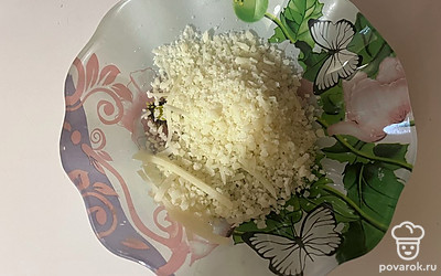 Пармезан измельчите на мелкой терке. 