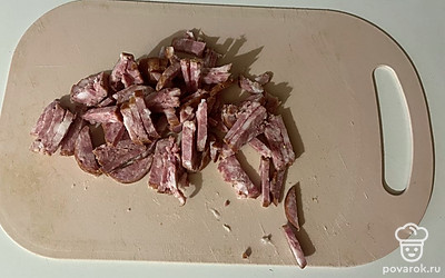 Копченую колбасу нарежьте небольшими брусочками.