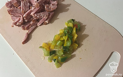 Также мелко нарежьте болгарский перец.